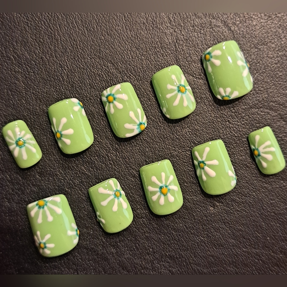 Full Custom Made Set of Press On Nails "Dainty Daisy" Fresh Foral Print